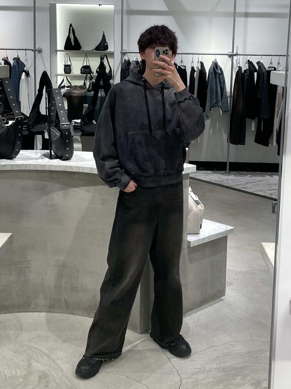 「韓国ファッション、デートコーデ、休日スタイル、デニム、デニムパンツ、パーカー、パーカーコーデ、フーディー、きれいめカジュアル、カジュアル、カジュアルコーデ、ワントーンコーデ、ワントーン、オールブラック、ブラック」｜「Lui'sのGOATフェードスウェットパーカー（パーカー、ブラック系）」を使った、ますだ　みつきさん（骨格ナチュラル・メンズ・181cm）の春コーディネートの1枚目の写真