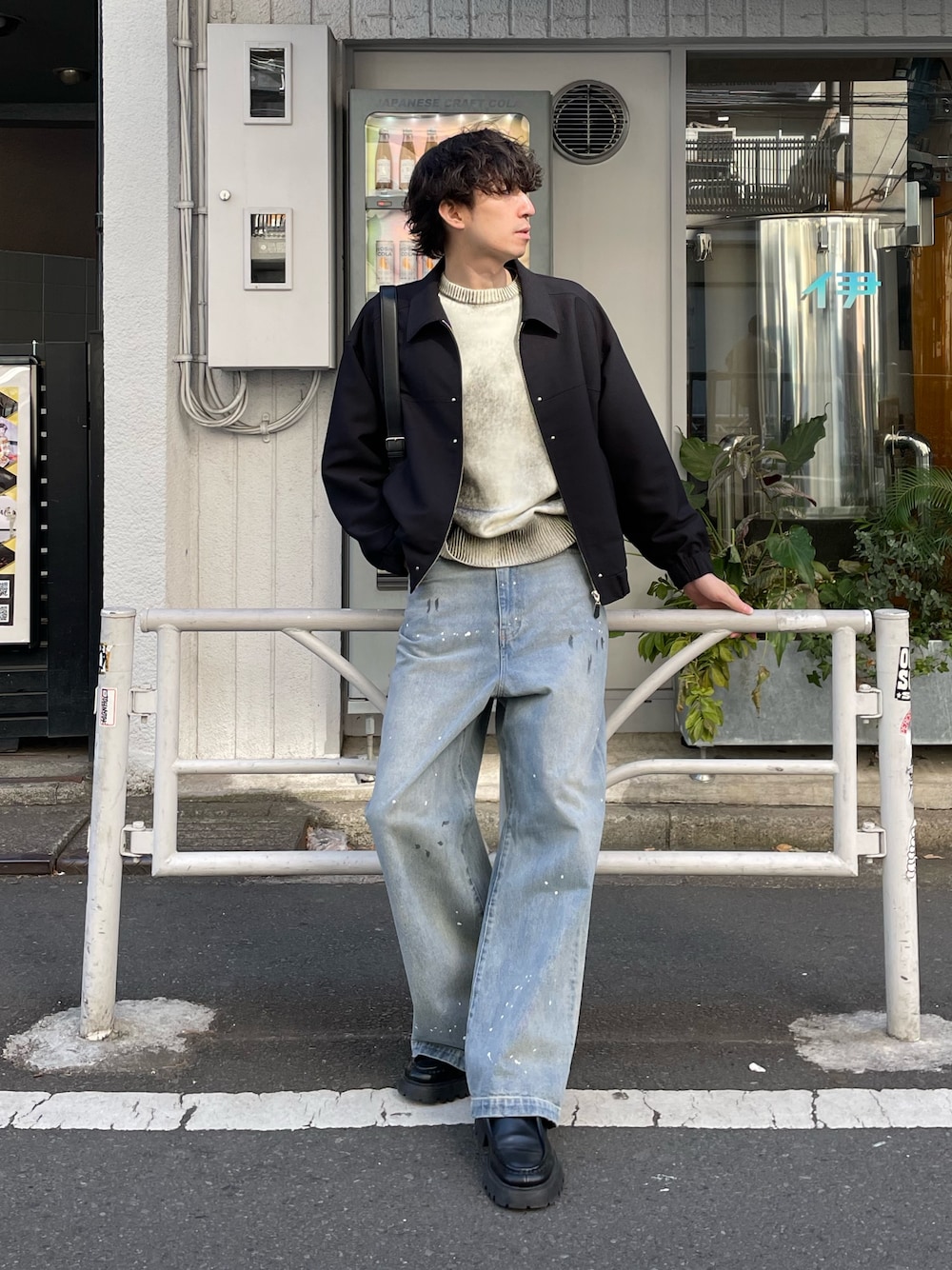 「春コーデ、春めき満開コーデ、ブルゾン、ブルゾンコーデ、キレイめ、きれいめカジュアル、キレイめカジュアル、ニット、ニットコーデ、柄、柄ニット、デニム、デニムパンツ、デニムコーデ、春服」｜「Lui'sのペイントエレファントジーンズ（デニムパンツ、ブルー系）」を使った、ますだ　みつきさん（メンズ・181cm）の春コーディネートの1枚目の写真