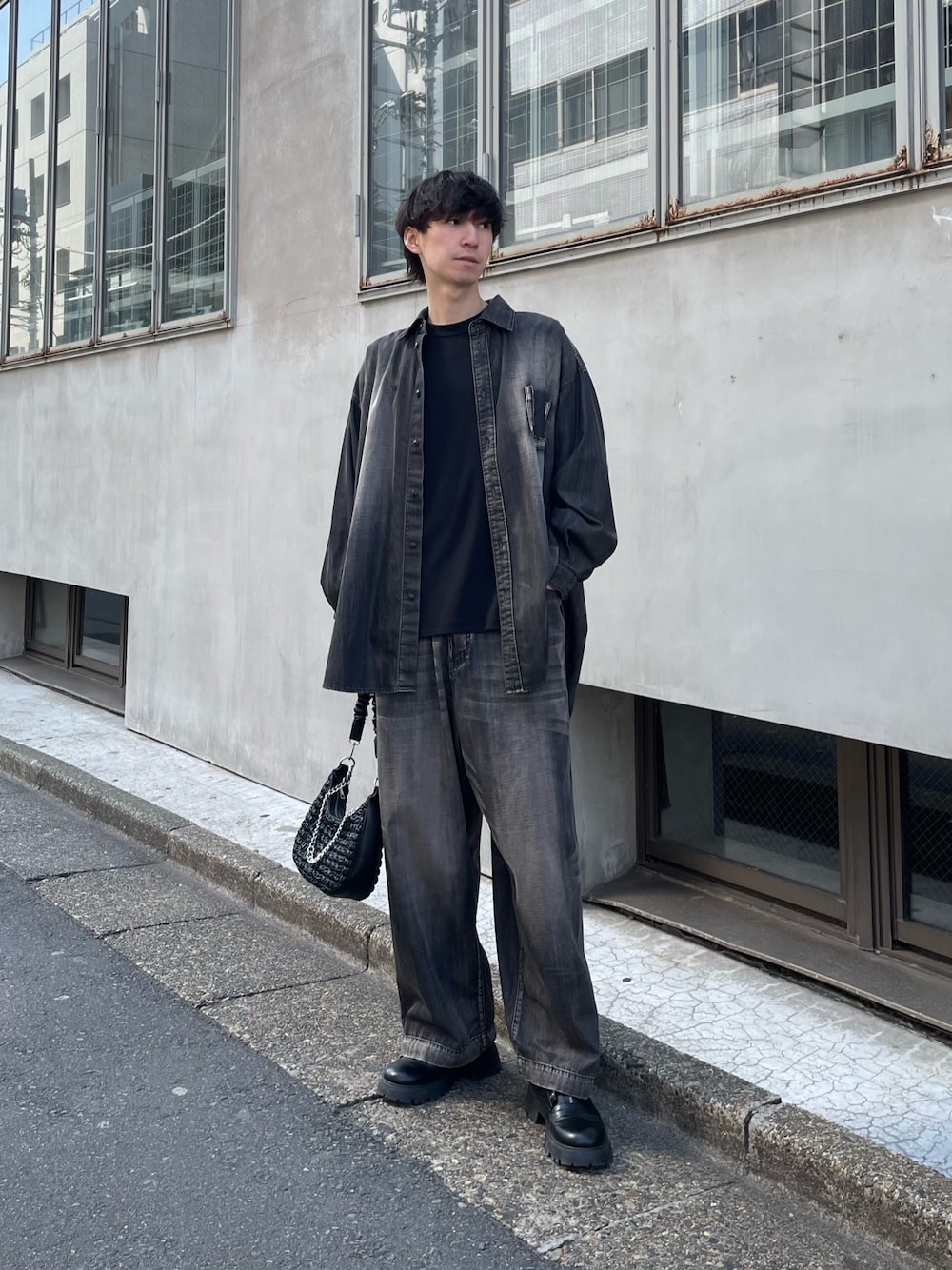 「デニムシャツ、春色、春めき満開コーデ、デートコーデ、休日スタイル、お出かけコーデ、オトナカジュアル、大人コーデ、キレイめカジュアル、セットアップ、セットアップスタイル、デニム、デニムパンツ、デニムコーデ、オールブラック」｜「Lui'sのFADEオーバーデニムシャツ（シャツ/ブラウス、ブラック系）」を使った、ますだ　みつきさん（骨格ナチュラル・メンズ・181cm）の春コーディネートの1枚目の写真