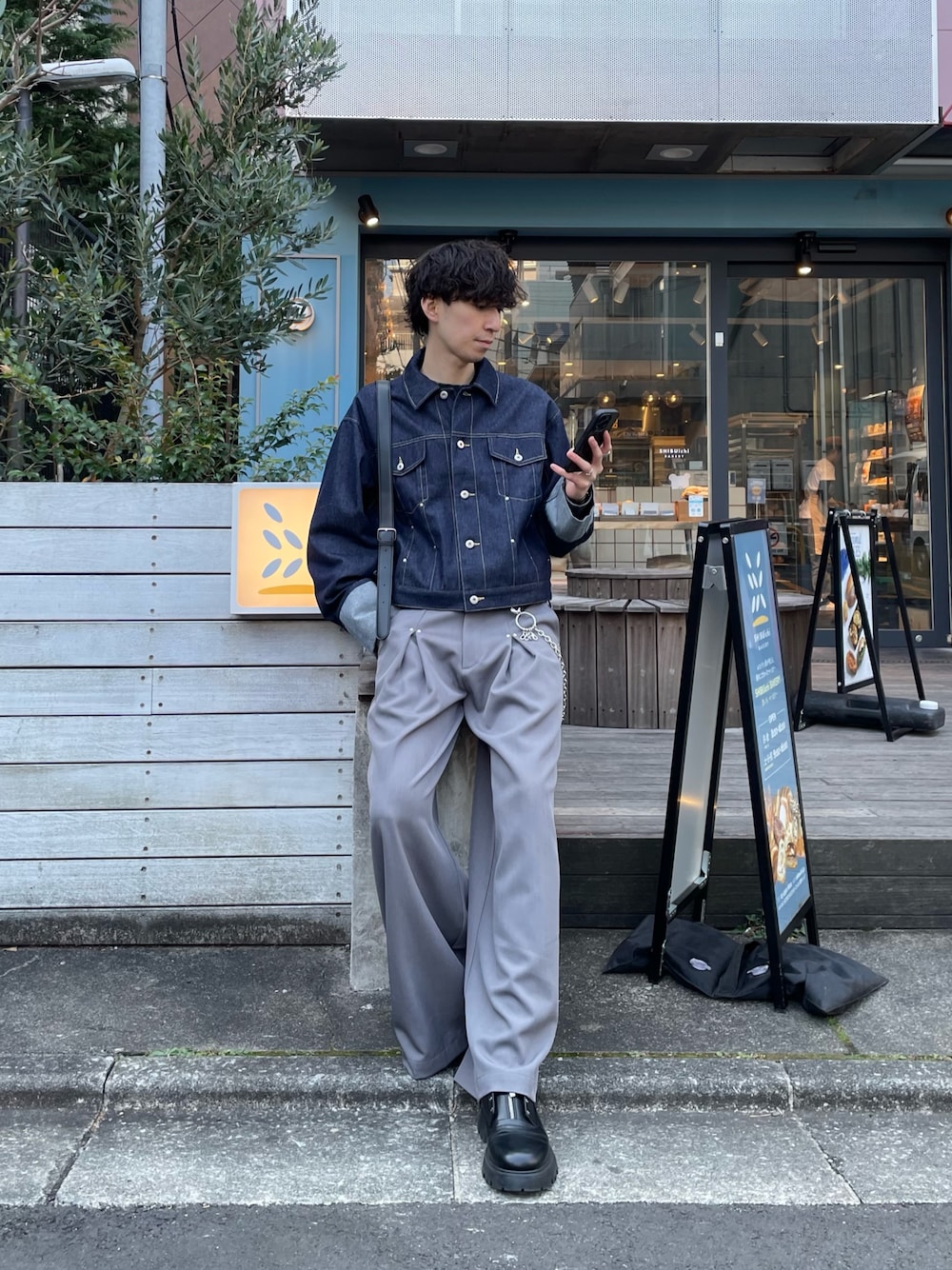 「ジャケット、春コーデ、春めき満開コーデ、デニム、デニムジャケット、デニムコーデ、フレアパンツ、グレー、グレーコーデ、ショート丈、スラックス、ワイドパンツ、春、春アウター」｜「Lui'sの【Neucon/ニューコン】 袖ロールアップリベットデザインショートデニムジャケット（デニムジャケット、ブルー系）」を使った、ますだ　みつきさん（メンズ・181cm）の春コーディネートの1枚目の写真