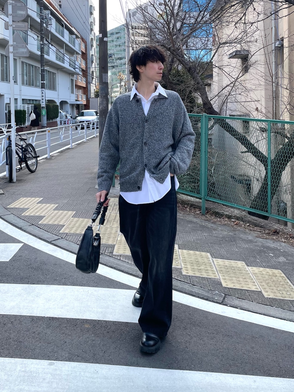 「春コーデ、シャツスタイル、ゆるコーデ、キレイめカジュアル、きれいめカジュアル、春色、カーディガン、カーディガンコーデ、シャツ、シャツコーデ、デニム、デニムパンツ、デニムコーデ、春、春服」｜「Lui'sの撚杢 ニットシャツカーディガン（ニット/セーター、グレー系）」を使った、ますだ　みつきさん（メンズ・181cm）の春コーディネートの1枚目の写真
