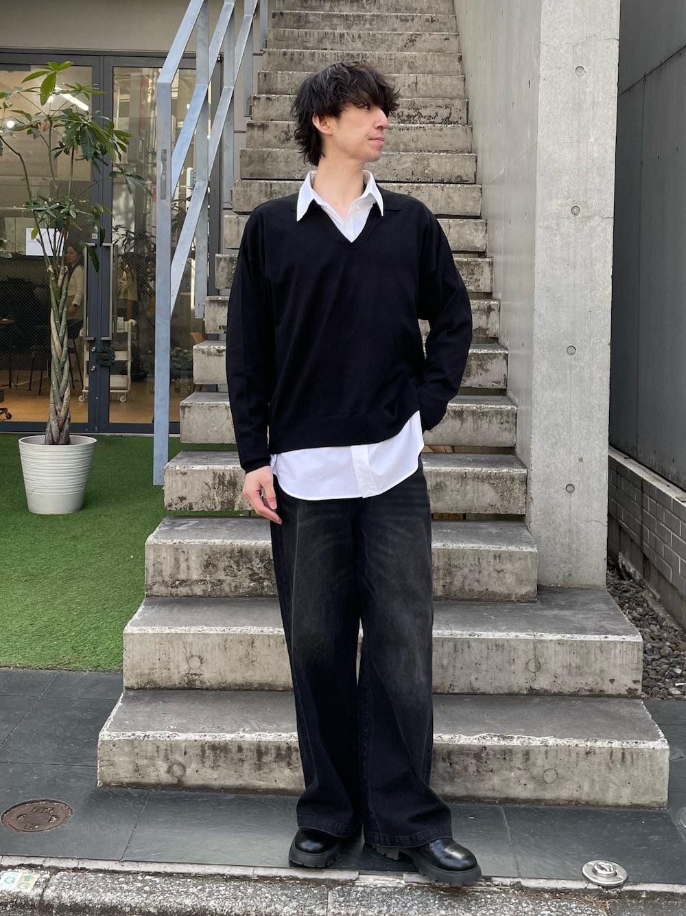 「春めき満開コーデ、韓国ファッション、モノトーン、デニム、デニムパンツ、ワイドデニム、シャツ、シャツスタイル、ポロシャツ、ニットポロ、モノトーンコーデ、きれいめカジュアル、キレイめ、ショート丈、ニット」｜「Lui'sの【Neucon/ニューコン】スキッパーショートワイドニットポロ（ニット/セーター、ブラック系）」を使った、ますだ　みつきさん（骨格ナチュラル・メンズ・181cm）の春コーディネートの1枚目の写真