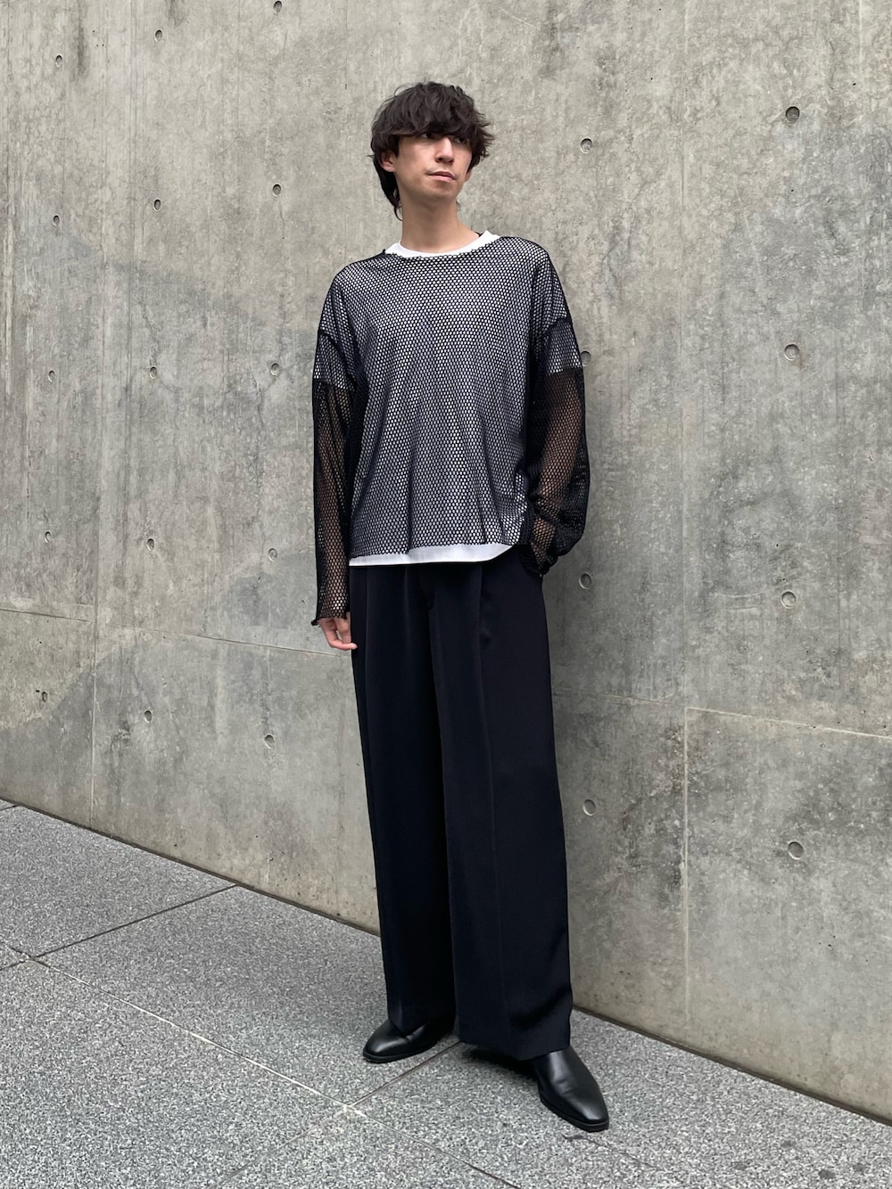 「モノトーン、ワイドパンツ、サンダル、白Tシャツ、Tシャツ、お出かけコーデ、きれいめカジュアル、レイヤードスタイル、メンズコーデ、メッシュ、モードカジュアル、モード、キレイめ、夏、夏コーデ」｜「Lui'sのSHINE BASIC TEE（Tシャツ/カットソー、ホワイト系）」を使った、ますだ　みつきさん（骨格ナチュラル・メンズ・181cm）の春コーディネートの1枚目の写真