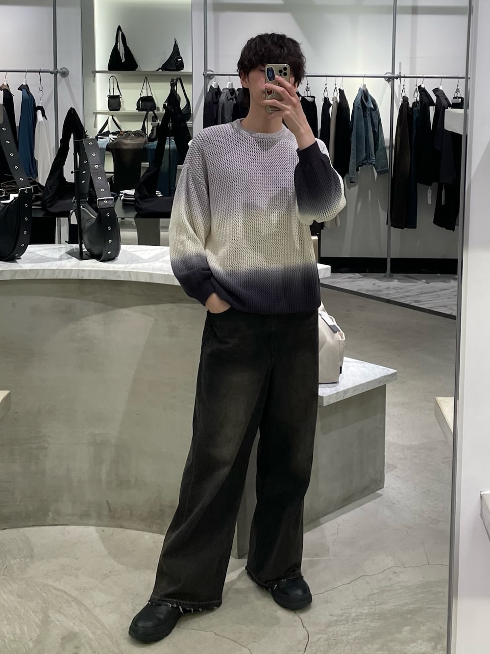 「グラデーション、グラデーションニット、ニット、ニットコーデ、ニット/セーター、メッシュ、メッシュニット、春色、デートコーデ、ボーダー、お出かけコーデ、デニム、デニムパンツ、デニムコーデ、きれいめカジュアル」｜「Lui'sの3トーングラデーションメッシュニット（ニット/セーター、グレー系）」を使った、ますだ　みつきさん（骨格ナチュラル・メンズ・181cm）の春コーディネートの1枚目の写真