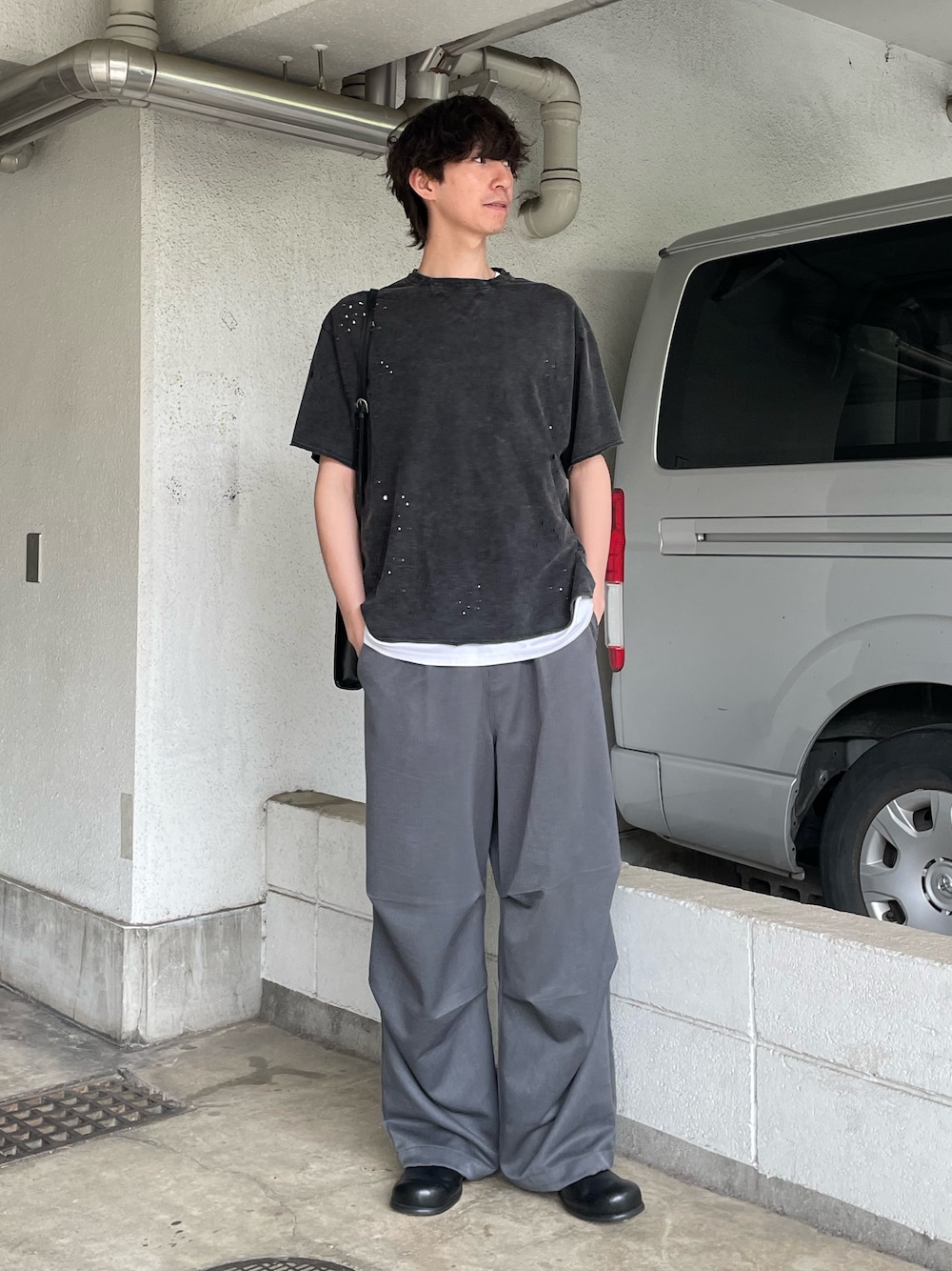 「レイヤードスタイル、春夏コーデ、シンプルコーデ、ワイドパンツ、Tシャツ、サンダル、デザイントップス、ダメージ、Tシャツコーデ、ノースリーブ、パラシュートパンツ、グレー、グレーコーデ、バッグ、夏コーデ」｜「Lui'sのウォームパラシュートスラックス（その他パンツ、グレー系）」を使った、ますだ　みつきさん（骨格ナチュラル・メンズ・181cm）の春コーディネートの1枚目の写真