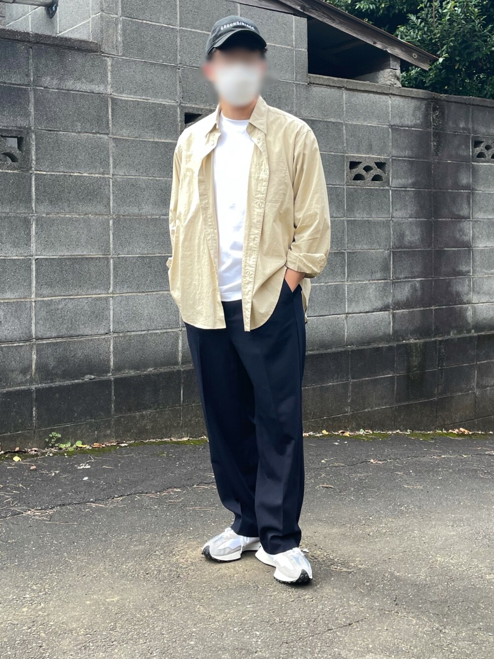 グレー系のスニーカー、ブルー系のその他パンツ、ホワイト系のTシャツ/カットソーを着用したメンズの秋コーディネートの1枚目の写真