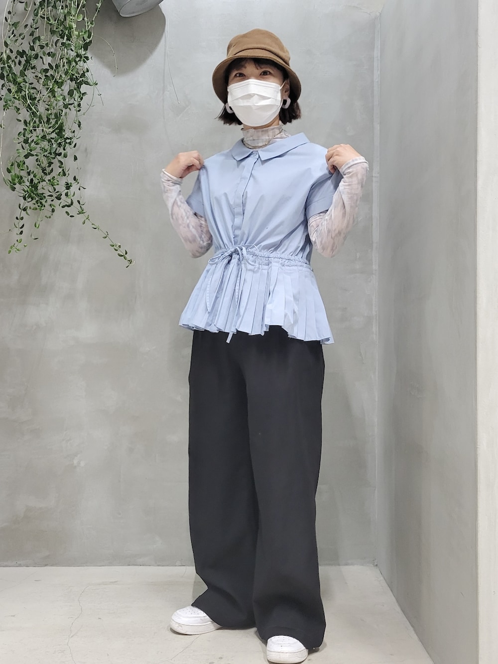 「Ray BEAMSのRay BEAMS / プリーツ キリカエ レギュラー カラー シャツ（シャツ/ブラウス、ブルー系）」を使った、kanabuuuuuuuunさん（レディース・159cm）の秋コーディネートの1枚目の写真