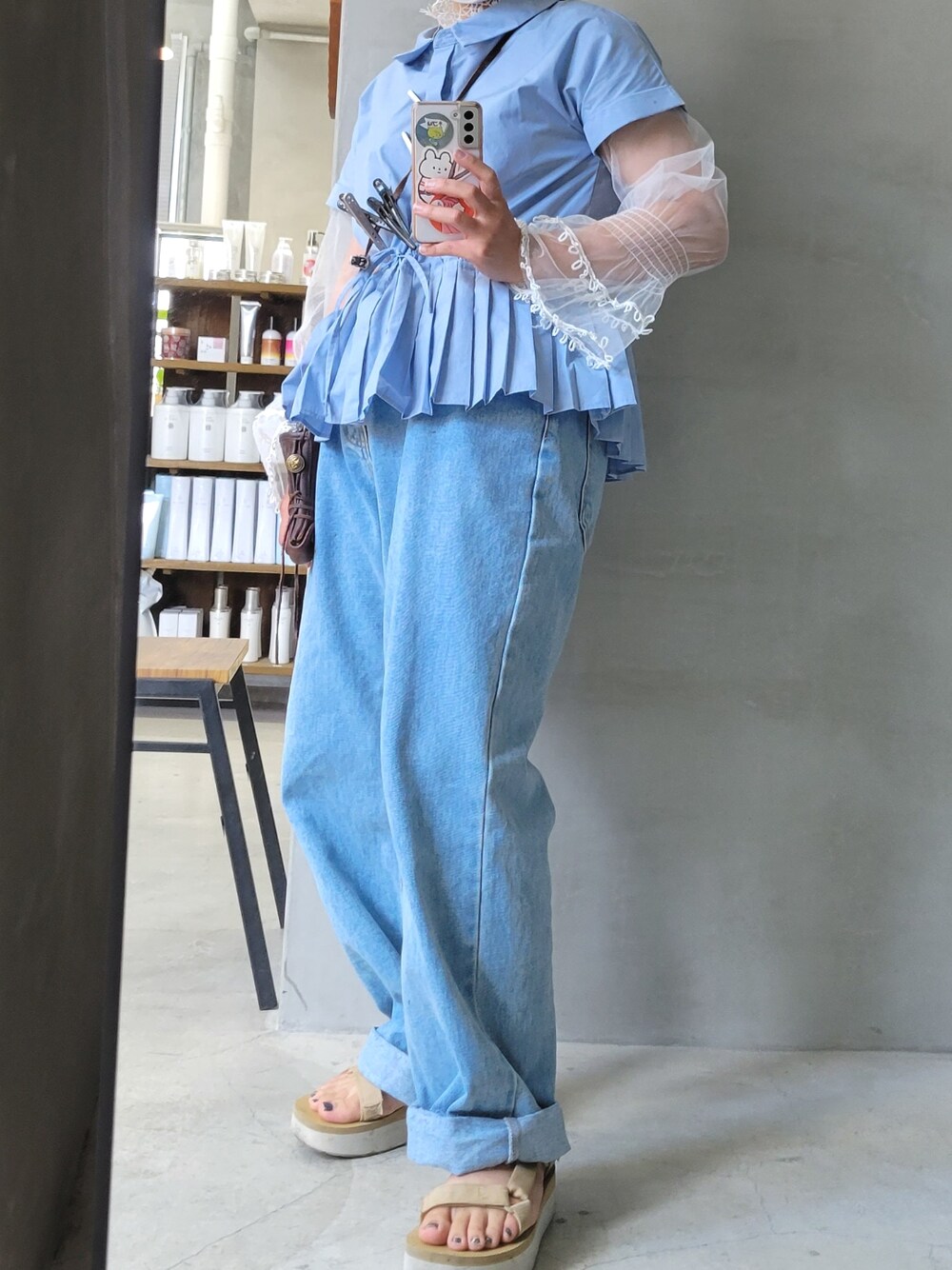 「Ray BEAMSのアイテム（シャツ/ブラウス、ブルー系）」を使った、kanabuuuuuuuunさん（レディース・159cm）の夏コーディネートの1枚目の写真