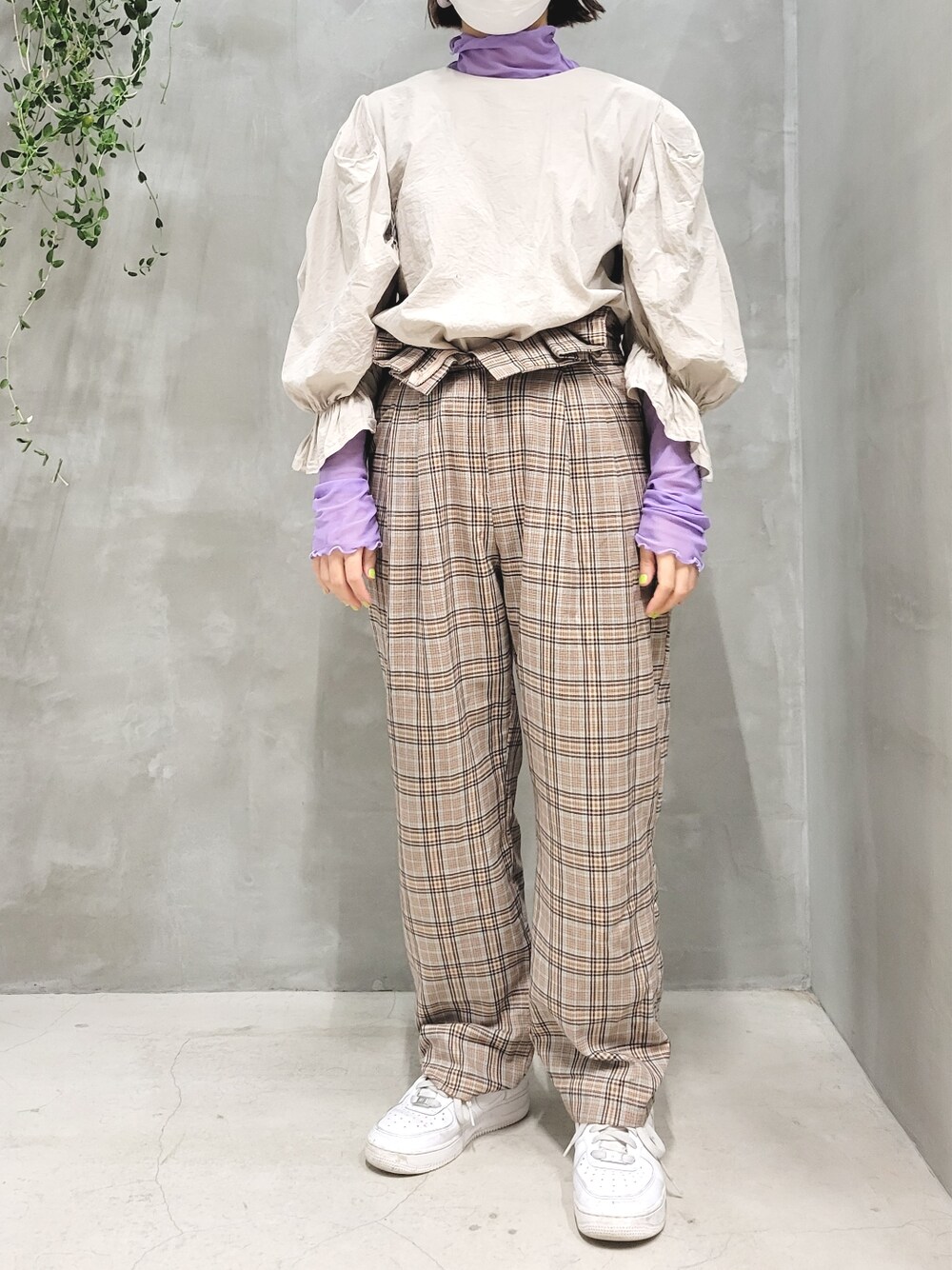 「STYLENANDAのアイテム（パンツ、ベージュ系）」を使った、kanabuuuuuuuunさん（レディース・159cm）の秋コーディネートの1枚目の写真