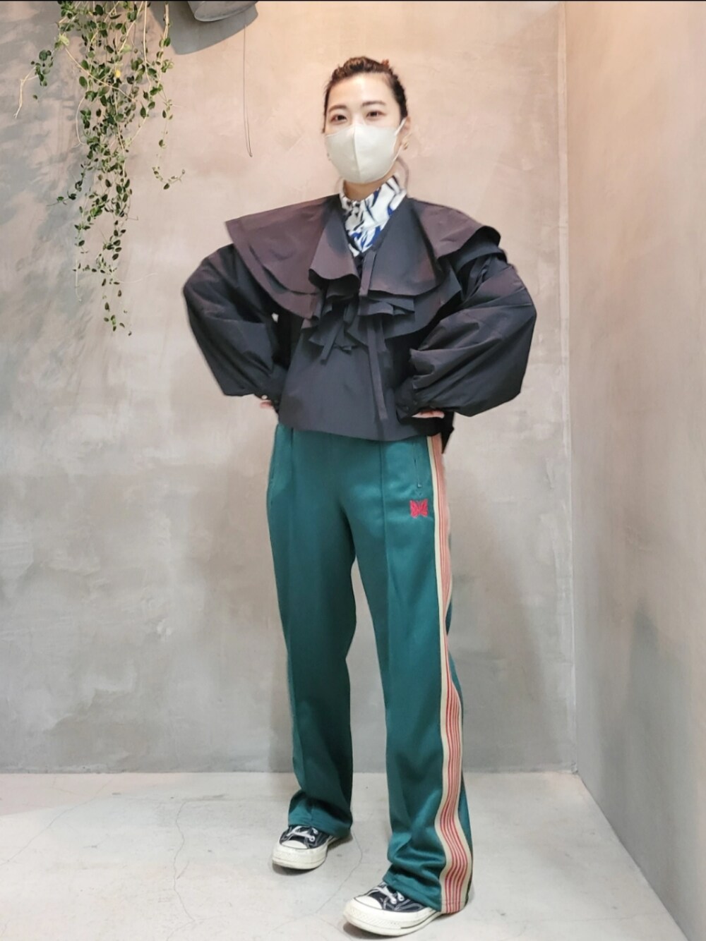 「Nepenthes」｜「Needlesのアイテム（パンツ、グリーン系）」を使った、kanabuuuuuuuunさん（レディース・159cm）の春コーディネートの1枚目の写真
