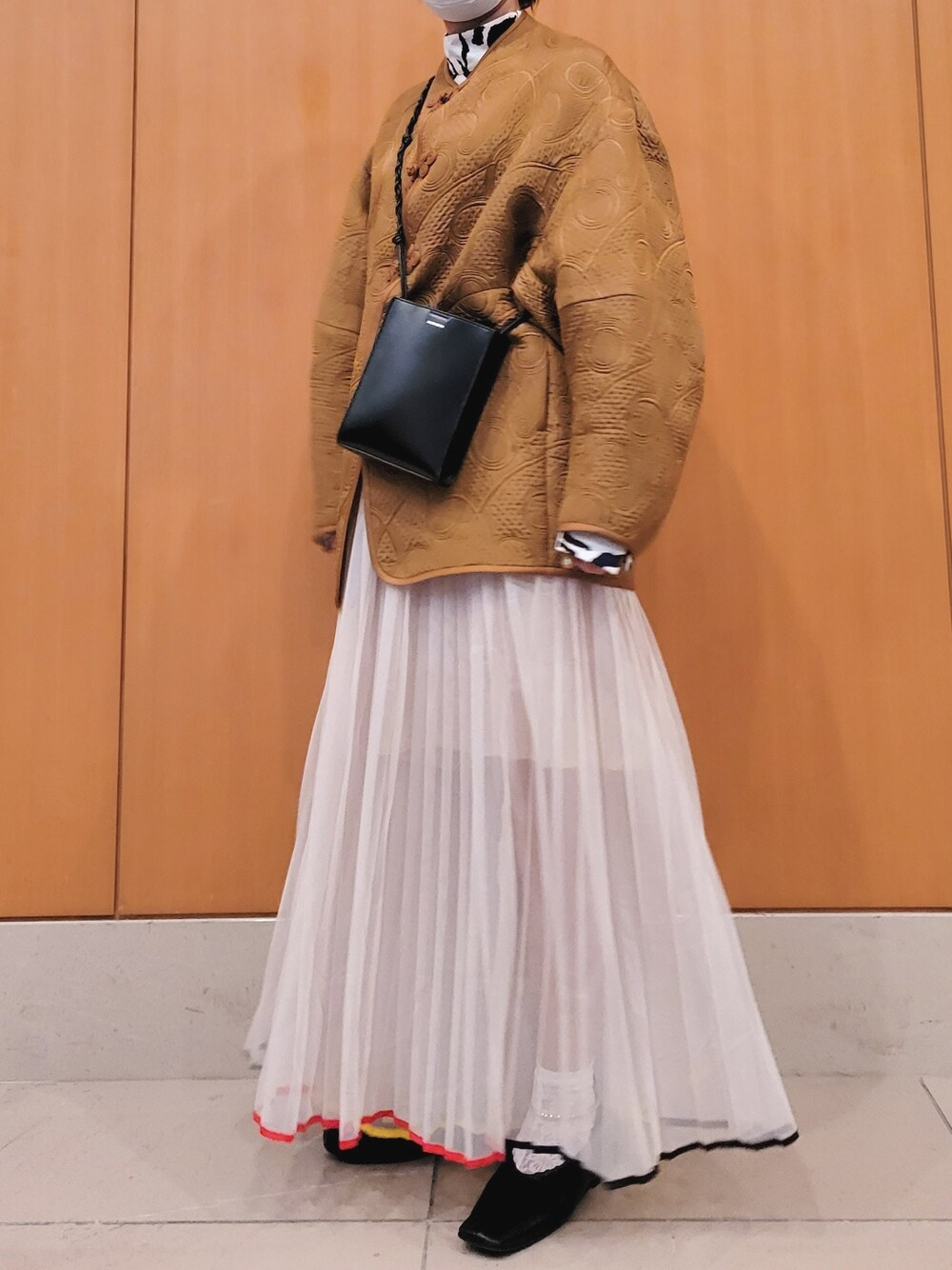 「TOGA PULLAのアイテム（その他パンツ、ベージュ系）」を使った、kanabuuuuuuuunさん（レディース・159cm）の秋コーディネートの1枚目の写真