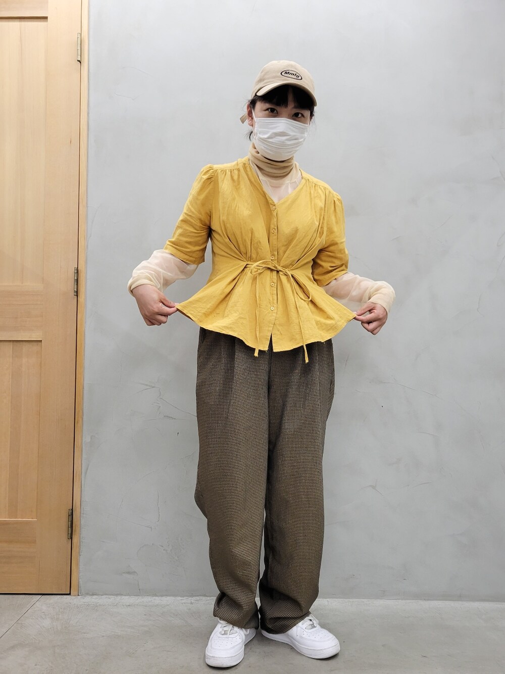 「TOGA PULLAのアイテム（その他トップス、ベージュ系）」を使った、kanabuuuuuuuunさん（レディース・159cm）の春コーディネートの1枚目の写真