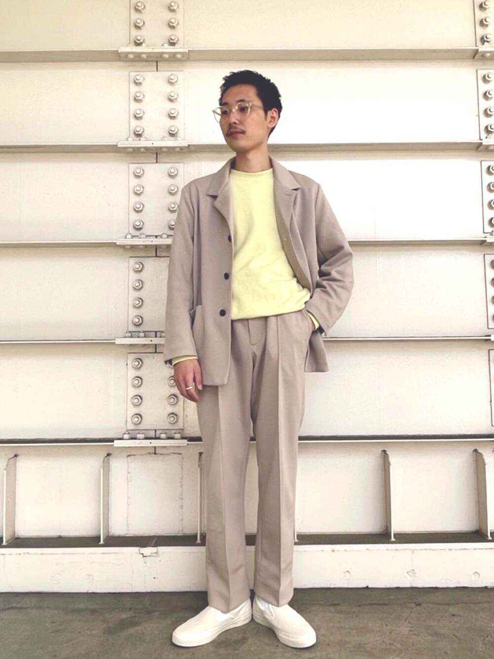 「CONVERSE TOKYO、converse、大人カジュアル、休日スタイル、春コーデ、セットアップ、スニーカー、りんごデニッシュ」｜「CONVERSE TOKYOのリラックスポンチジャケット（テーラードジャケット、ベージュ系）」を使った、YOSHIKIさん（メンズ・174cm）の冬コーディネートの1枚目の写真