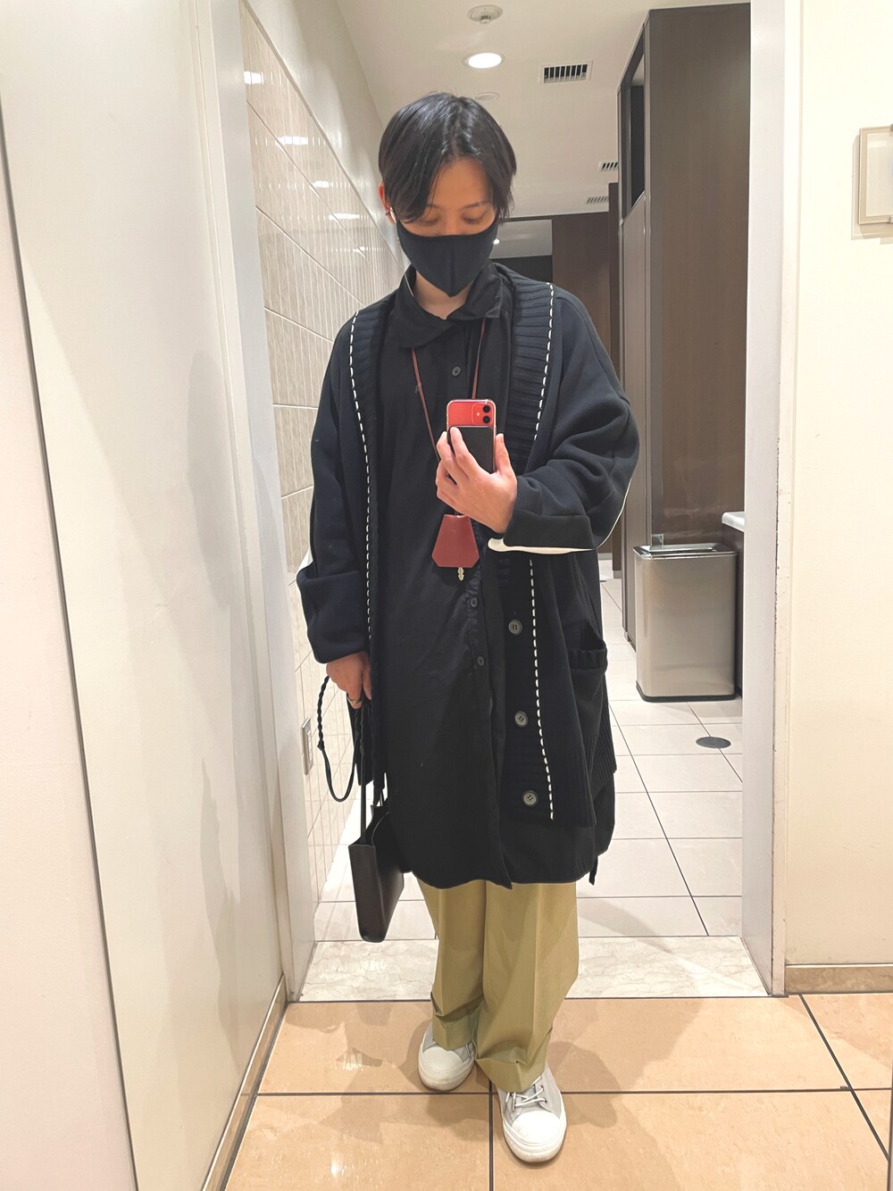 「オーバーサイズ、冬コーデ、ビッグシルエット、スニーカーコーデ、黒、MAISON SPECIAL、JILSANDER、slackfootwear、UNITED TOKYO、yohjiyamamoto、ロングシャツ、ロングカーディガン、ショルダーバッグ、オトナカジュアル」｜「UNITED TOKYOの綿カシミヤオーバーカーディガン（カーディガン/ボレロ、ブラック系）」を使った、タコヤキ@低身長さん（メンズ・164cm）の秋コーディネートの1枚目の写真