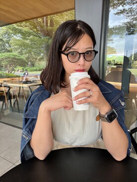 「カフェ」｜「アイテム（デニムジャケット）」を使った、さくらこさん（レディース・158cm）の秋コーディネート