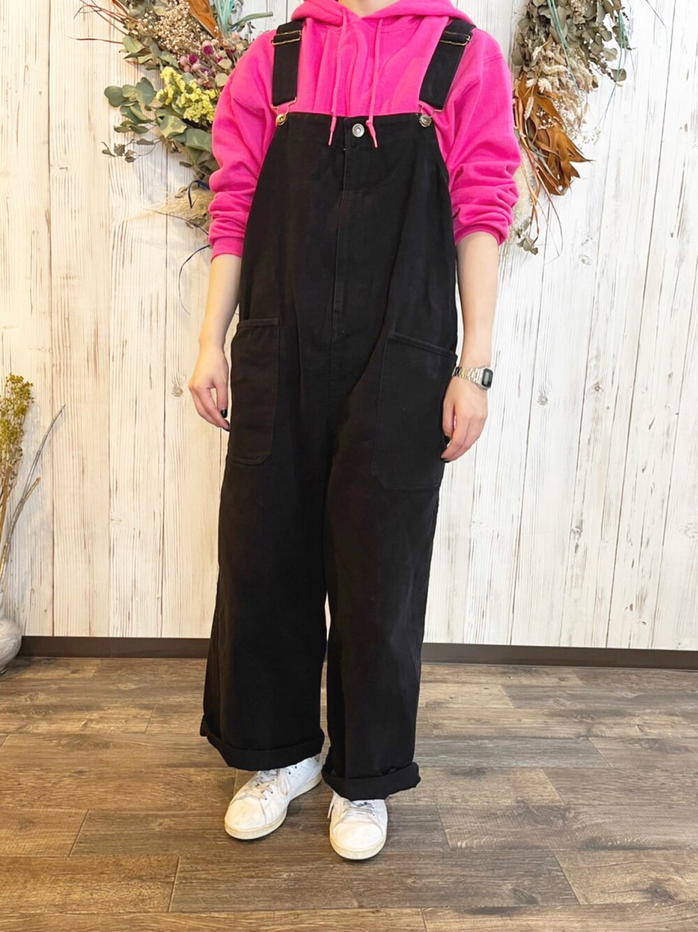 「今日のコーデ、カジュアルコーデ、着回しコーデ、ラフ、スニーカーコーデ、ビッグシルエット、いいね、save、フォローお願いします🤑、相互フォロー、niko and ...、Gildan、CASIO、ファッションの力を信じよう、ファッション好きと繋がりたい、ファッション、私の推しブランド」｜「adidasのオリジナルス スタンスミス [STAN SMITH]（スニーカー、ホワイト系）」を使った、mayotsy(相互)さん（レディース・160cm）の冬コーディネートの1枚目の写真