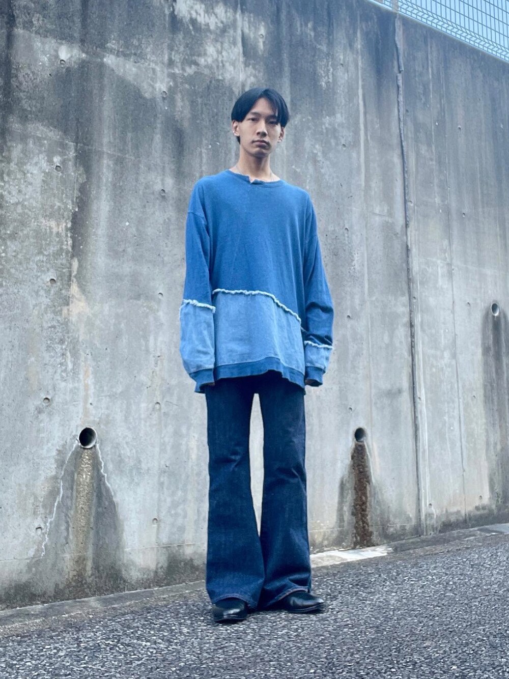 「デニム、フレアパンツ、フレアデニム、パンプス、切替トップス、切替、切り替え、WEARハロウィン2022」｜「EDWINのアイテム（デニムパンツ、ブルー系）」を使った、TCCさん（メンズ・169cm）の秋コーディネートの1枚目の写真