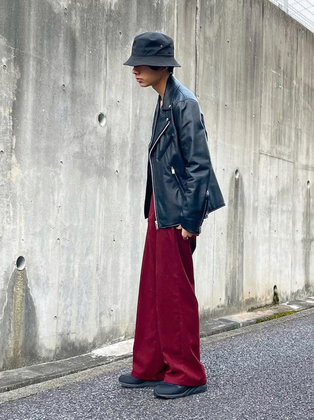 「古着、ライダース、used、New Balance、ニューバランス、ライダースジャケット、used mix、GORE-TEX、古着MIX、ゴアテックス、ダブルライダース、バケットハット、古着コーデ、古着好きな人と繋がりたい、だから秋服が好き」｜「UNIQLOのアイテム（ライダースジャケット、ブラック系）」を使った、TCCさん（メンズ・169cm）の秋コーディネートの1枚目の写真