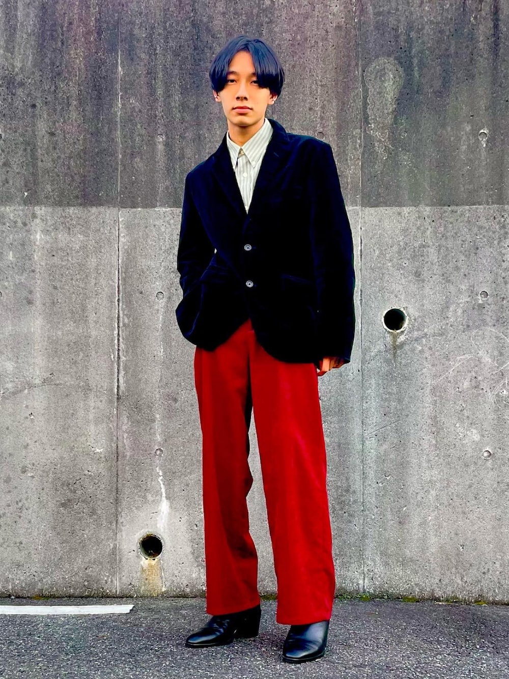 「古着、古着MIX、古着コーデ、古着好きな人と繋がりたい、古着男子、ベロアジャケット、ヒールブーツ、ブーツ、新年一発目、カラーパンツ、カラースラックス、テーラードジャケット、モード」｜「usedのアイテム（スラックス、レッド系）」を使った、TCCさん（メンズ・169cm）の冬コーディネートの1枚目の写真