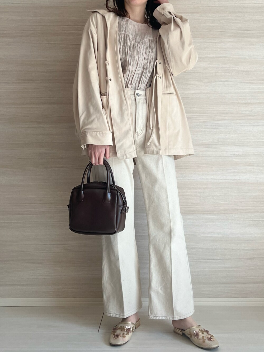 ホワイト系のその他アウター、ベージュ系のシャツ/ブラウス、ホワイト系のデニムパンツを着用したレディースの春コーディネートの1枚目の写真