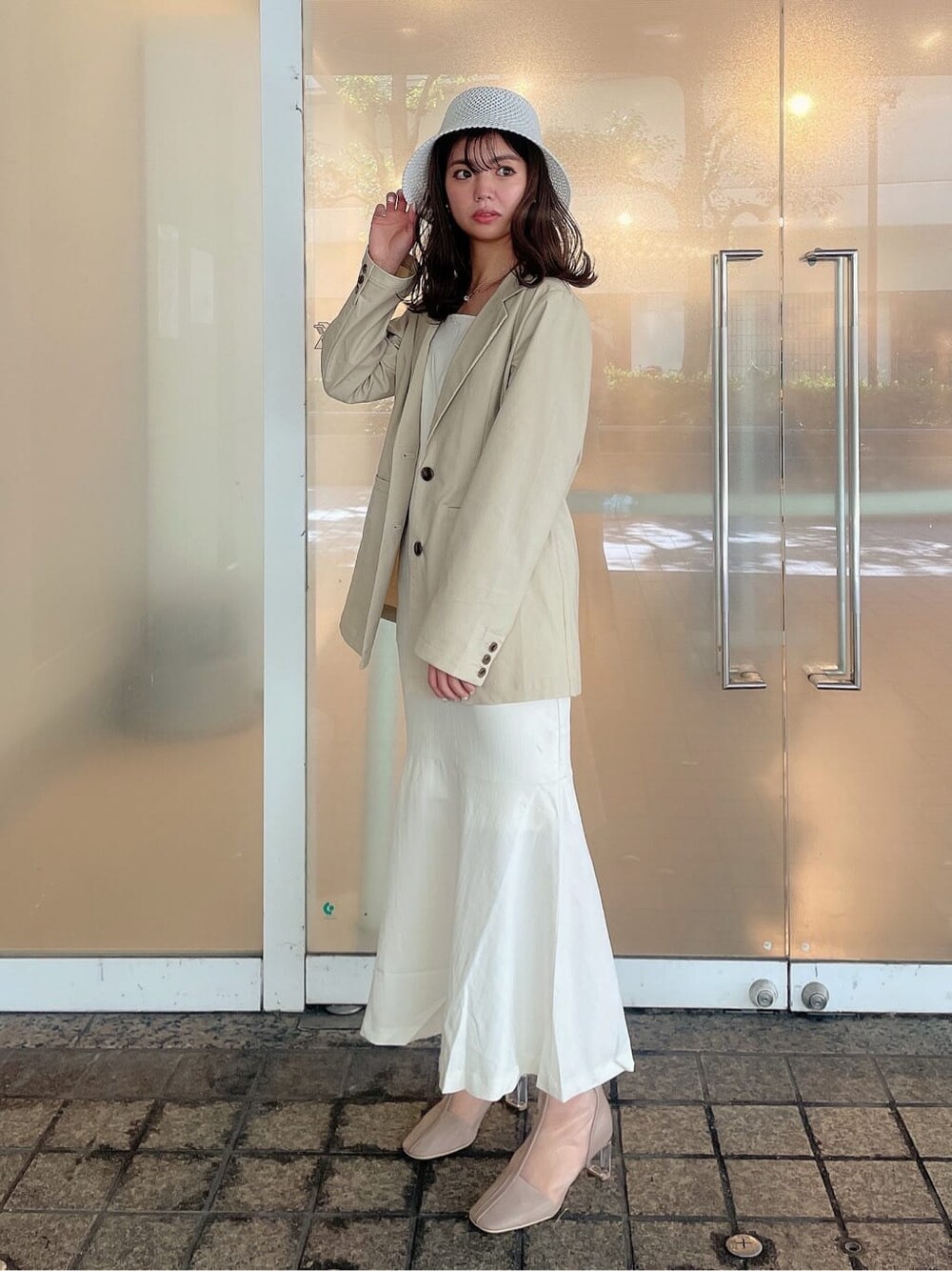 「大人可愛い、春服コーデ、モテコーデ、ワンピース、マーメイドワンピース、大人フェミニン、158cmコーデ、大人シンプル、トレンド、マーメイドスカート、大人カジュアル、大人っぽコーデ、ワントーンコーデ、ロングスカート、双子コーデ」｜「dazzlinのシングルオーバーテーラードジャケット（テーラードジャケット、ベージュ系）」を使った、AYU KAMEIさん（レディース・158cm）の春コーディネートの1枚目の写真
