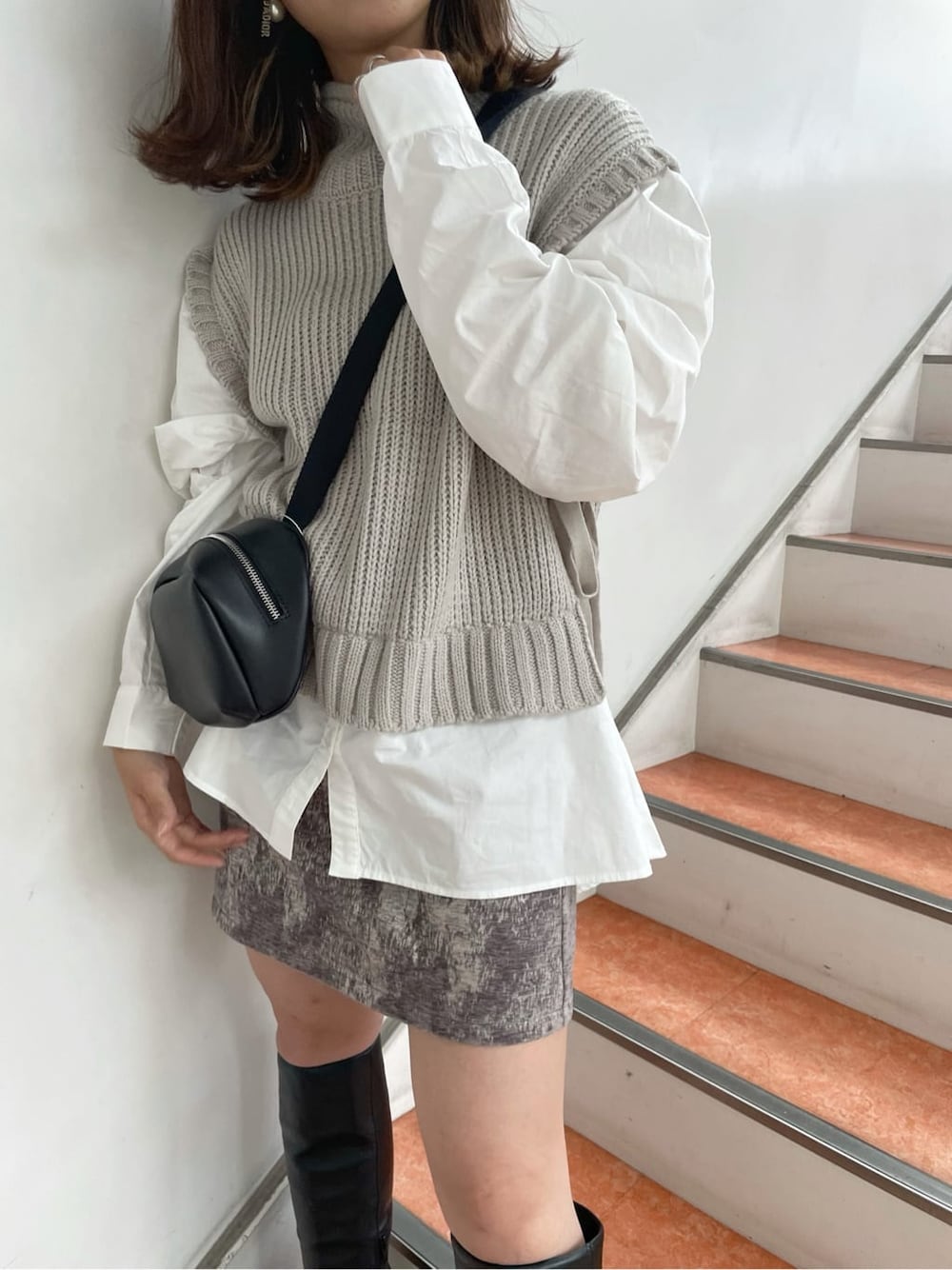 「大人っぽコーデ、ダズリン、大人可愛い、スカート、ブラックコーデ、ママコーデ、ワントーンコーデ、158cmコーデ、モノトーン、きれいめカジュアル、秋服、ミニスカート、カジュアルコーデ、dazzlin、ロングブーツ」｜「dazzlinのジャカードランダムミニスカート（スカート、グレー系）」を使った、AYU KAMEIさん（レディース・158cm）の秋コーディネートの1枚目の写真