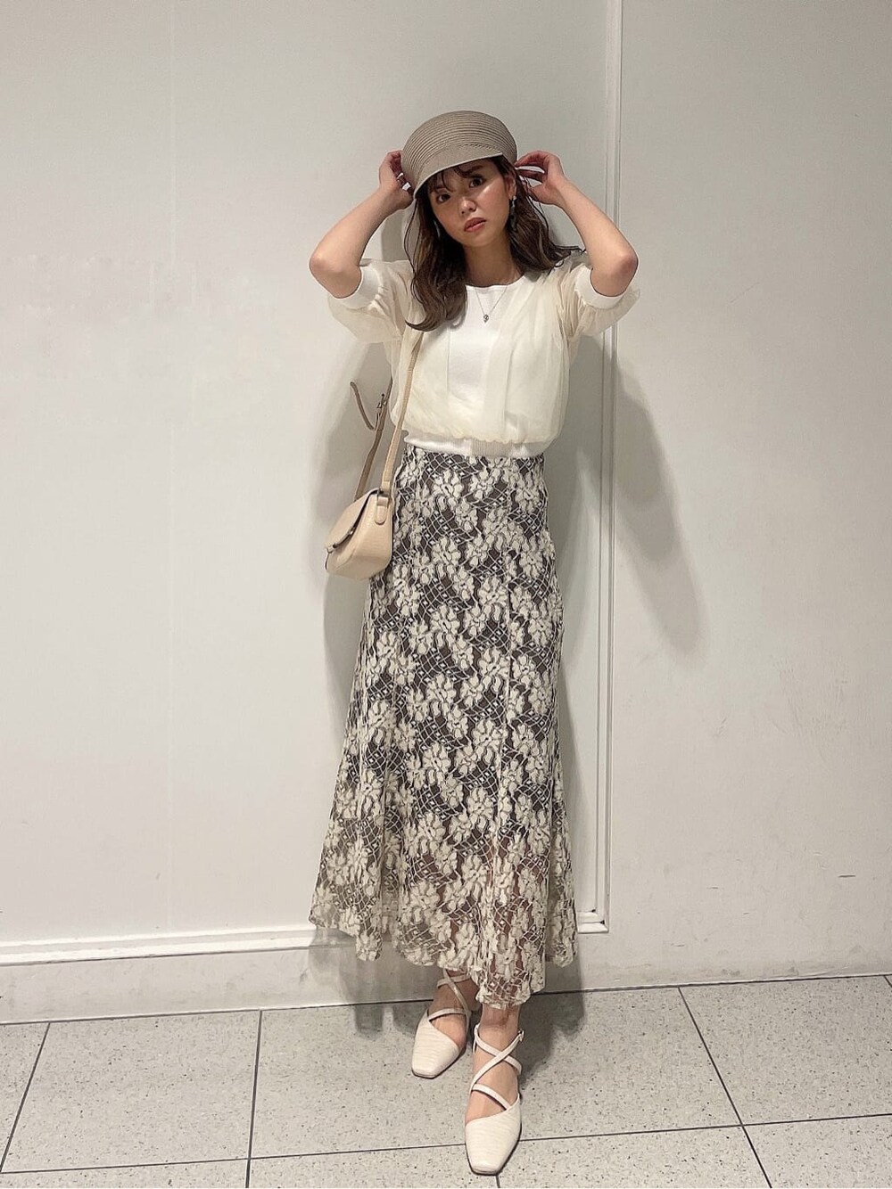「夏コーデ、レーススカート、カシュクール、ワントーンコーデ、大人っぽコーデ、158cmコーデ、肌見せ、春服コーデ、ニットトップス、シアーニット、モテコーデ、ガーリーコーデ、きれいめカジュアル、花柄、トレンド」｜「dazzlinのチュールスリーブシアーニットトップス（ニット/セーター、ホワイト系）」を使った、AYU KAMEIさん（レディース・158cm）の春コーディネートの1枚目の写真