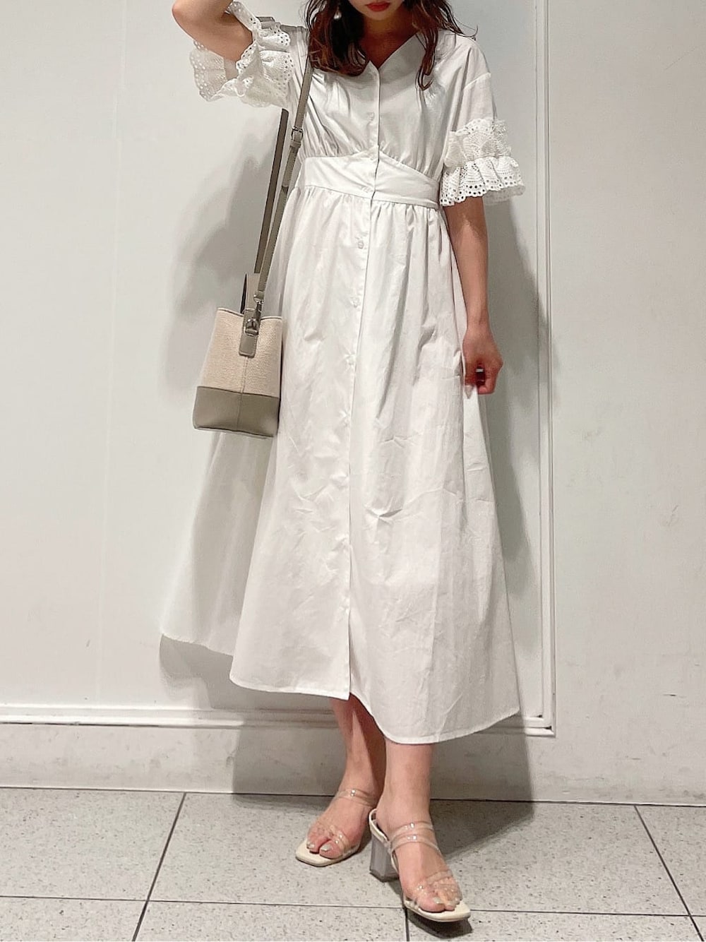 「大人フェミニン、158cmコーデ、きれいめカジュアル、コットン、ワンピース、大人っぽコーデ、春服、トレンド、ウエストマーク、ホワイトコーデ、ダズリン、モテコーデ、dazzlin、フレアワンピース、ワントーンコーデ」｜「dazzlinのスリーブコットンシャツワンピース（ワンピース、ホワイト系）」を使った、AYU KAMEIさん（レディース・158cm）の春コーディネートの1枚目の写真