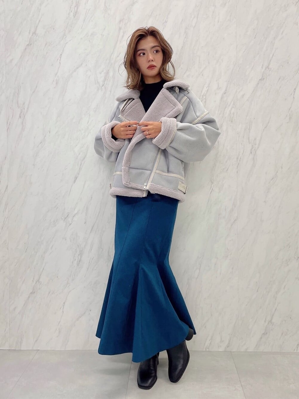 「大人っぽコーデ、dazzlin、ダズリン、ワントーンコーデ、ボアブルゾン、158cmコーデ、モテコーデ、きれいめカジュアル、トレンド、秋冬コーデ、淡色女子」｜「dazzlinのボアショートコンパクトブルゾン（ブルゾン、ブルー系）」を使った、AYU KAMEIさん（レディース・158cm）の秋コーディネートの1枚目の写真
