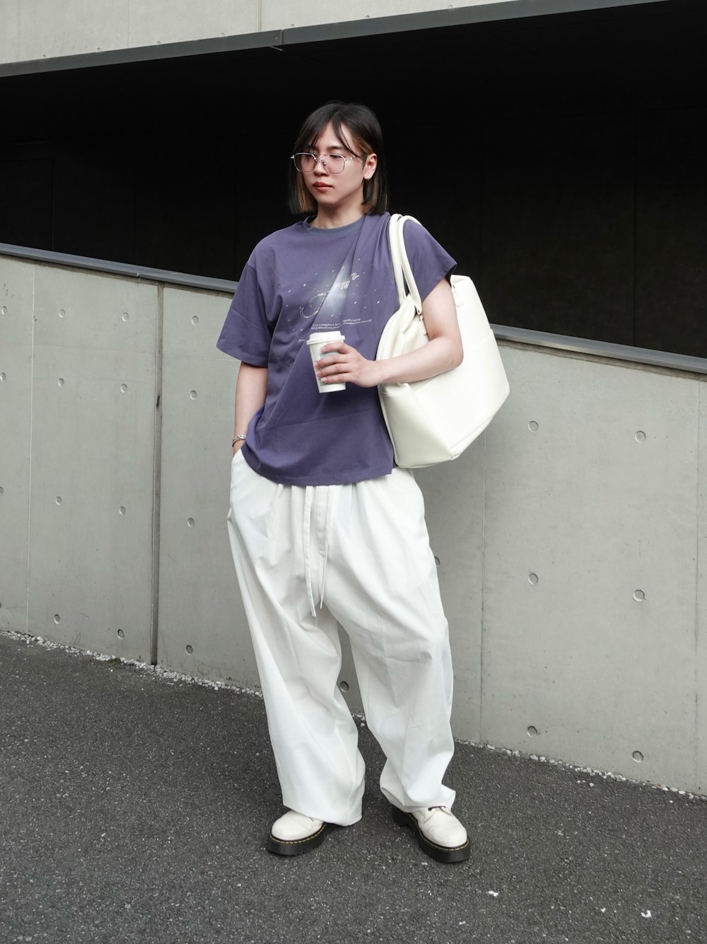 「夏ルックで気分アップ、お出かけコーデ、夏コーデ、休日スタイル、白パンツ、Tシャツ、Tシャツコーデ、スラックス、キレイめカジュアル」｜「my beautiful landletの【my beautiful landlet】 COHORUS RAMIE × SOLOTEX BACK WARP WIDE PANTS（その他パンツ、ホワイト系）」を使った、YUKIさん（メンズ・175cm）の夏コーディネートの1枚目の写真