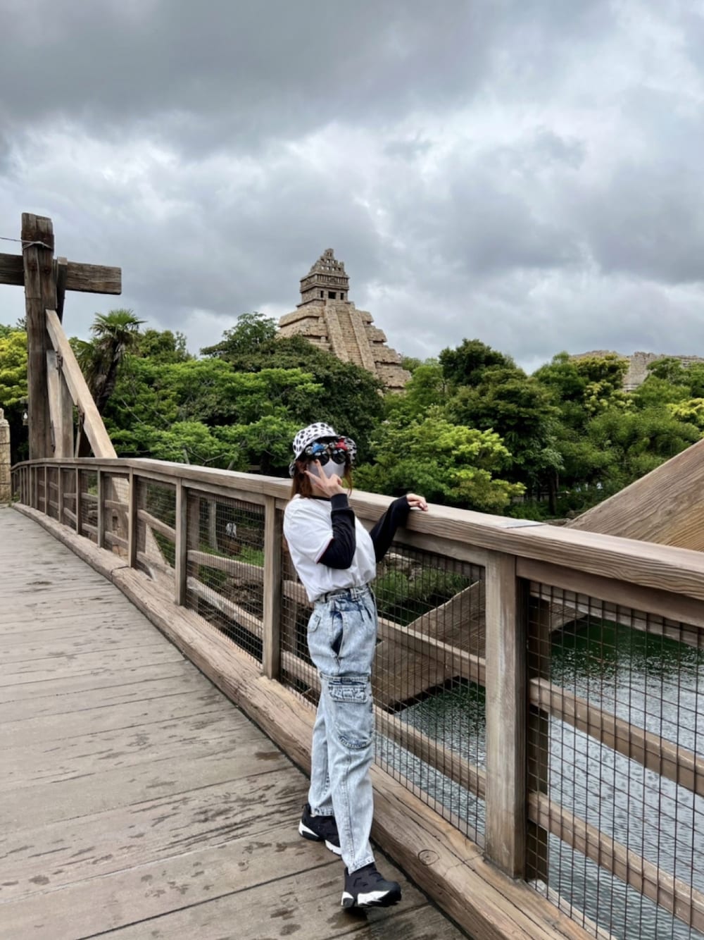 「デニムっていいよね、ストリート、白Tシャツ、Tシャツ、ディズニー、disney、101匹わんちゃん、バケットハット、梅雨、古着、TOMMY HILFIGER、reebok、スニーカー、カーゴパンツ」｜「UNIQLOのクールネックT（Tシャツ/カットソー、ブラック系）」を使った、chiiiさん（レディース・163cm）の夏コーディネートの1枚目の写真