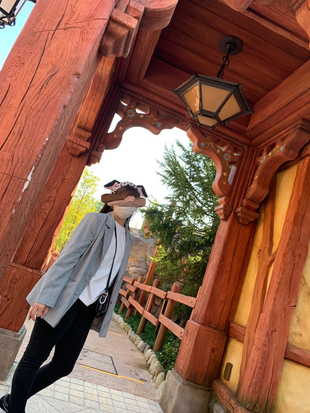 「disney、ディズニー、ディズニーコーデ、101匹わんちゃん、春コーデ、ジャケット、チェック、グレージャケット、ロンT」｜「UNIQLOのウルトラストレッチスキニーフィットチノ（その他パンツ、ブラック系）」を使った、chiiiさん（レディース・163cm）の春コーディネートの1枚目の写真