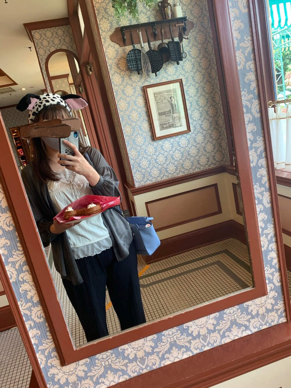 「しまむら、初夏コーデ、ラクチンコーデ、シースルー、タンクトップ、disney、ディズニー、ディズニーランド、101匹わんちゃん」｜「VISのバックフリルで華やか。ニュアンスカラーシアーシャツ（シャツ/ブラウス、ブラック系）」を使った、chiiiさん（レディース・163cm）の春コーディネートの1枚目の写真