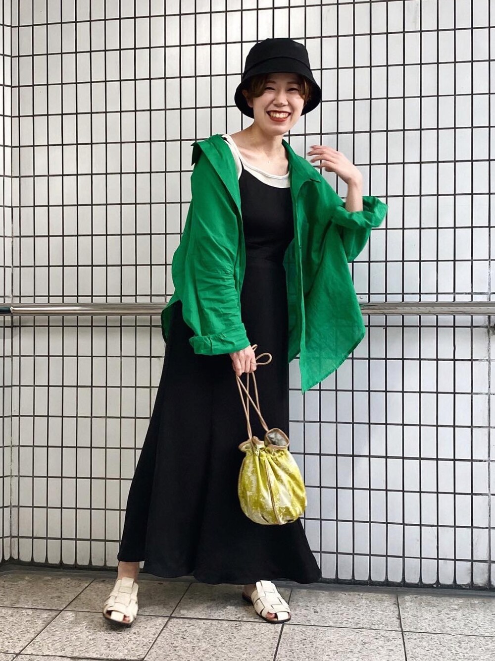「オトナカジュアル、春夏コーデ、夏、オトナ女子、カラーコーデ、キャミワンピ、バケットハット、グリーン、Ray Cassin、いいね、save、フォローお願いします🤑、マーメイドワンピース、シャツスタイル、レイヤードスタイル」｜「Ray BEAMSのRay BEAMS / デニム バケット ハット（ハット、ブラック系）」を使った、nimoさん（レディース・155cm）の春コーディネートの1枚目の写真
