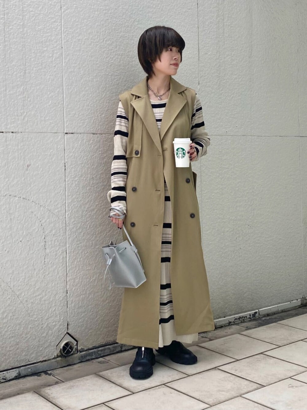 「春コーデ、休日コーデ、大人カジュアル、シンプルコーデ、Ray Cassin、ボーダー、ジレ、シンプルカジュアル、大人コーデ、いいね、save、フォローお願いします🤑、ワンピース、はるコーデ」｜「RAY CASSINのドロストミニショルダーバッグ（ショルダーバッグ、シルバー系）」を使った、nimoさん（レディース・155cm）の春コーディネートの1枚目の写真