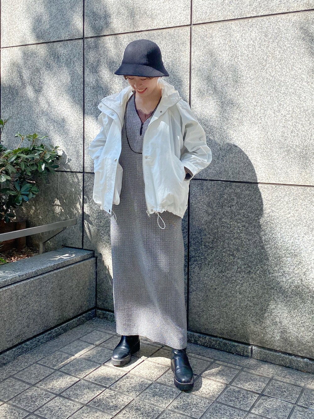 「春カラー、ビッグシルエット、カジュアルガーリー、ボリューム袖、オトナカジュアル、春アウター、マウンテンパーカー、マンパ、ホワイト、白アウター、白ブルゾン、春コーデ、春、春夏コーデ、春先取り」｜「RAY CASSINのカラーナイロンBIGパーカー（マウンテンパーカー、ホワイト系）」を使った、nimoさん（レディース・155cm）の春コーディネートの1枚目の写真
