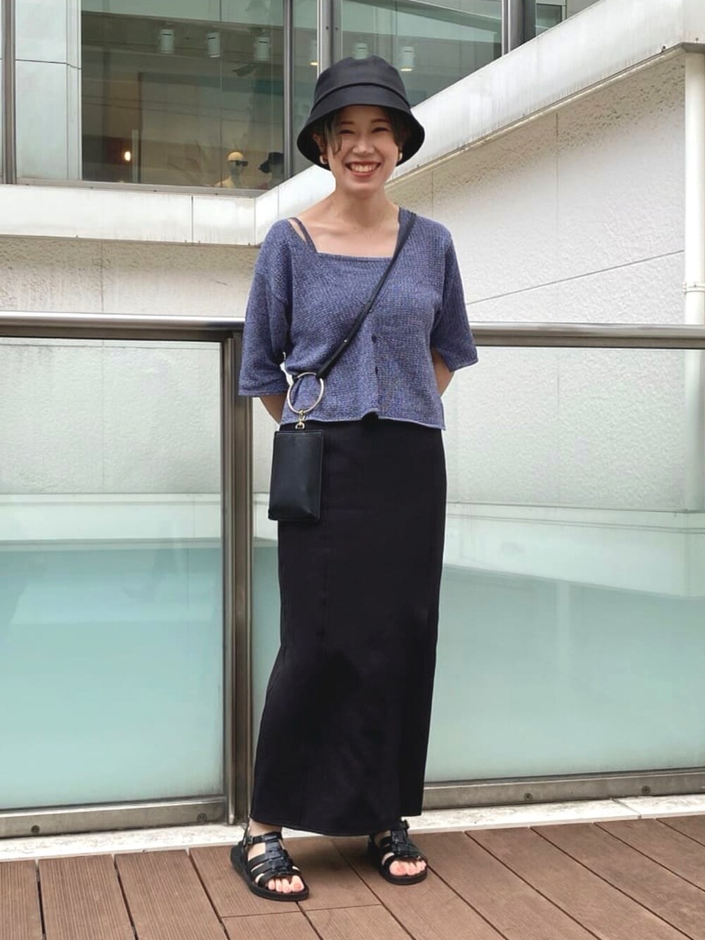 「カジュアルコーデ、夏、サンダル、大人コーデ、レイヤードスタイル、カーディガン、セットアイテム、スリット、肌見せ、バケットハット、リラックススタイル、大人カジュアル、いいね、save、フォローお願いします🤑、Ray Cassin、トレンド」｜「RAY CASSINのフラットグルカサンダル（サンダル、ブラック系）」を使った、nimoさん（レディース・155cm）の夏コーディネートの1枚目の写真