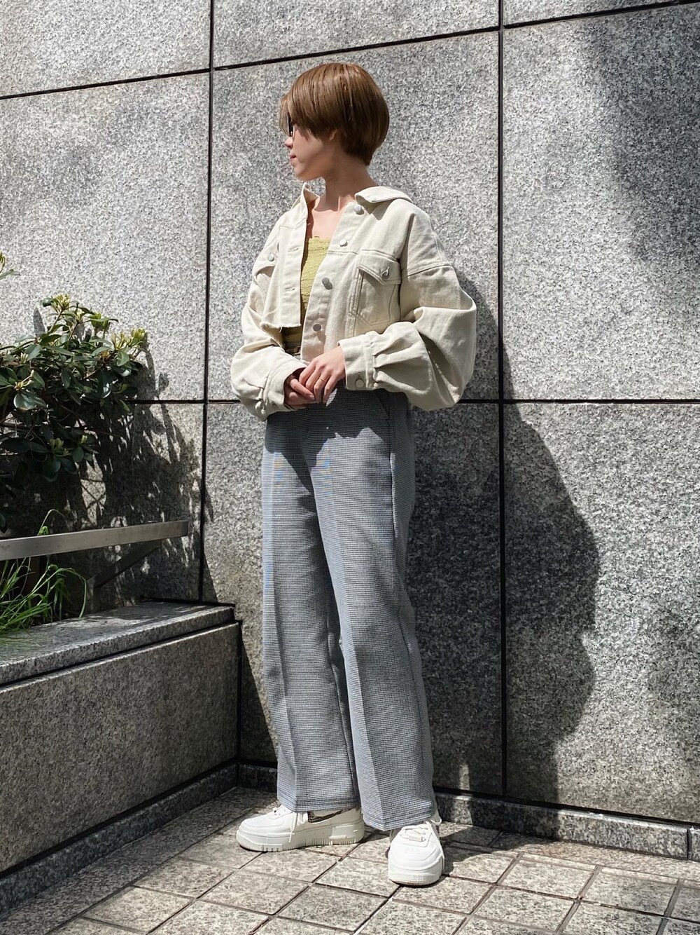 「春、大人コーデ、いいね、save、フォローお願いします🤑、オトナカジュアル、デニムジャケット、Gジャン、春アウター、春服みてみて、春夏コーデ、パンツコーデ、めがね、スニーカーコーデ、Ray Cassin、ショート丈」｜「RAY CASSINのダブルクロスセミフレアパンツ セットアップ着用可（スラックス、ブラック系）」を使った、nimoさん（レディース・155cm）の春コーディネートの1枚目の写真