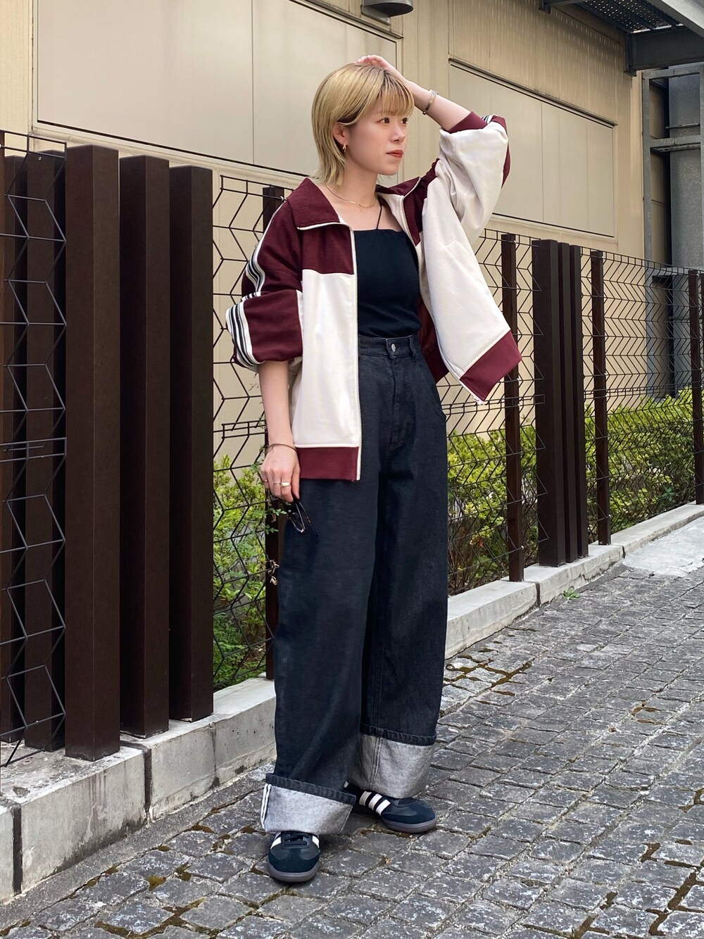「秋服まるっと大公開、秋服準備はじめました、秋、カジュアル、トラックジャケット、samba、デニム、Ray Cassin」｜「RAY CASSINのS/M展開 ロールアップカーブデニム（デニムパンツ、ブラック系）」を使った、nimoさん（レディース・155cm）の秋コーディネートの1枚目の写真