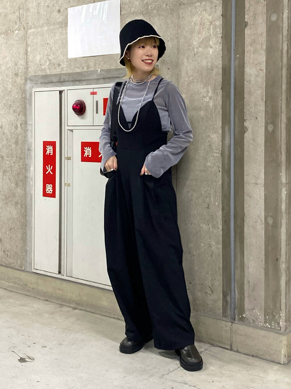 「秋服まるっと大公開、秋服準備はじめました、秋、カジュアル、キレイめ、モード、ワントーンコーデ、モノトーン、Ray Cassin、サロペット」｜「RAY CASSINのカタログ掲載/ソックスタンクソールブーツ（ブーツ、グリーン系）」を使った、nimoさん（レディース・155cm）の秋コーディネートの1枚目の写真