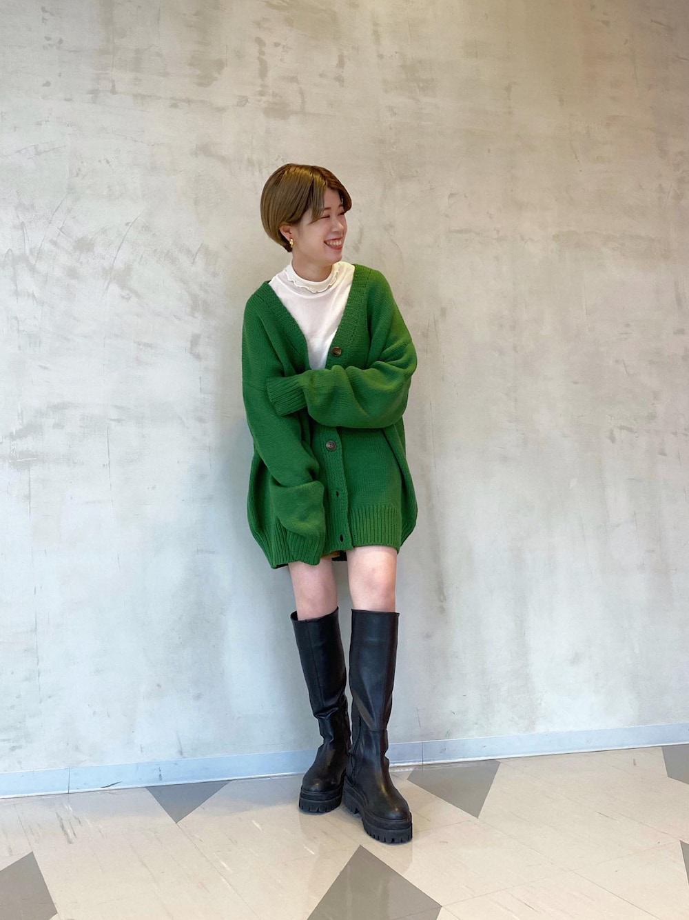 グリーン系のカーディガン/ボレロ、ホワイト系のTシャツ/カットソー、イエロー系のその他パンツを着用したレディースの冬コーディネートの1枚目の写真