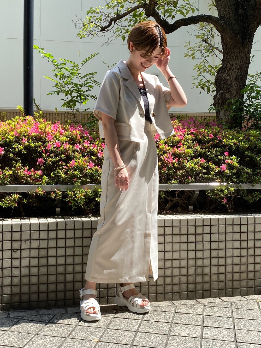 「シンプルコーデ、春夏コーデ、オトナ女子、カジュアルコーデ、セットアップ、ショート丈、ジャケット、スカート、スポーツサンダル、ホワイトコーデ、ホワイト、いいね、save、フォローお願いします🤑、Ray Cassin、オトナカジュアル」｜「RAY CASSINのショートシャツジャケット（テーラードジャケット、ホワイト系）」を使った、nimoさん（レディース・155cm）の春コーディネートの1枚目の写真
