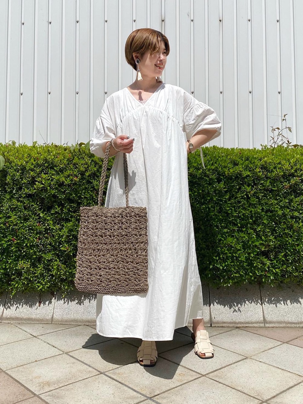 「春夏コーデ、初夏コーデ、ボリューム袖、ワンピース、夏コーデ、きれいめカジュアル、休日スタイル、ワンピーススタイル、ホワイト、ホワイトコーデ、淡色コーデ、背中あき、Ray Cassin、いいね、save、フォローお願いします🤑、リラックススタイル」｜「RAY CASSINのペーパー雑材トートバッグ（トートバッグ、ブラウン系）」を使った、nimoさん（レディース・155cm）の春コーディネートの1枚目の写真
