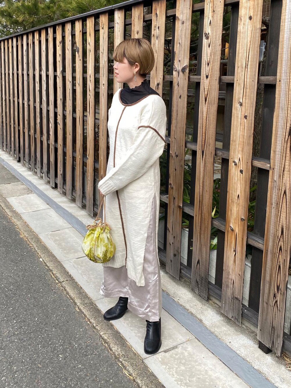 「春服、大人カジュアル、プチプラコーデ、ショートブーツ、休日コーデ、いいね、save、フォローお願いします🤑、春コーデ、サテンパンツ、巾着バッグ、ニットワンピース、シアートップス、レイヤードスタイル」｜「RAY CASSINのジャガード巾着2wayバッグ（バッグ、イエロー系）」を使った、nimoさん（レディース・155cm）の冬コーディネートの1枚目の写真