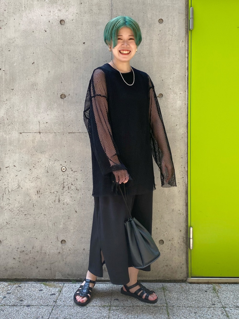 「夏コーデ、シンプルコーデ、大人カジュアル、ラクチンコーデ、オールブラック、レイヤードスタイル、モノトーン、モノトーンコーデ、黒、ワントーンコーデ、メッシュ、グルカサンダル、サンダル、いいね、save、フォローお願いします🤑、Ray Cassin」｜「RAY CASSINのフラットグルカサンダル（サンダル、ブラック系）」を使った、nimoさん（レディース・155cm）の夏コーディネートの1枚目の写真