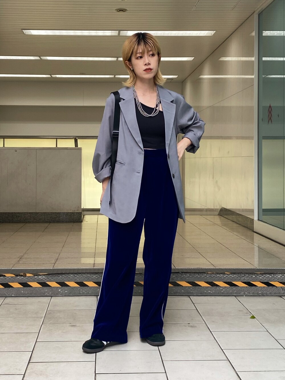 「お出かけコーデ、ゆるコーデ、お洒落さんとつながりたい、大人コーデ、大人カジュアル、ootd、オトナ女子、いいね、save、フォローお願いします🤑、スニーカーコーデ、ジャケット、ラインパンツ、秋冬コーデ」｜「RAY CASSINのカタログ掲載/サイドパイピングベロアパンツ（その他パンツ、ブルー系）」を使った、nimoさん（レディース・155cm）の秋コーディネートの1枚目の写真