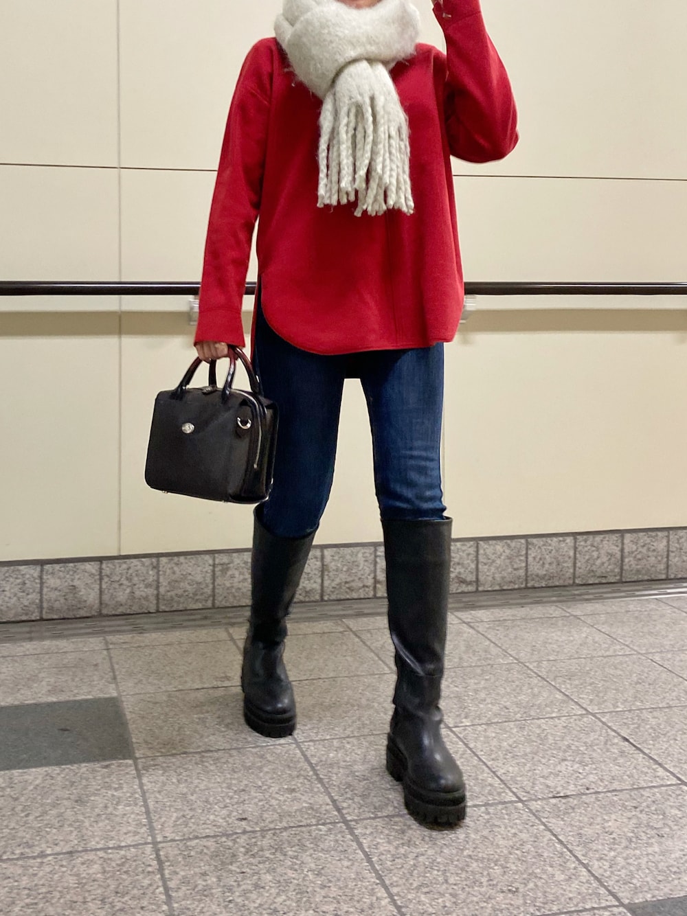 「私の推しブランド、休日スタイル、オトナ女子、カジュアルコーデ、オトナカジュアル、ootd、デニムコーデ、GU、ZARA、マフラー、赤ニット、フライトジャケット、いいね、save、フォローお願いします🤑」｜「Vivienne Westwoodのアイテム（バッグ、レッド系）」を使った、nimoさん（レディース・155cm）の冬コーディネートの1枚目の写真