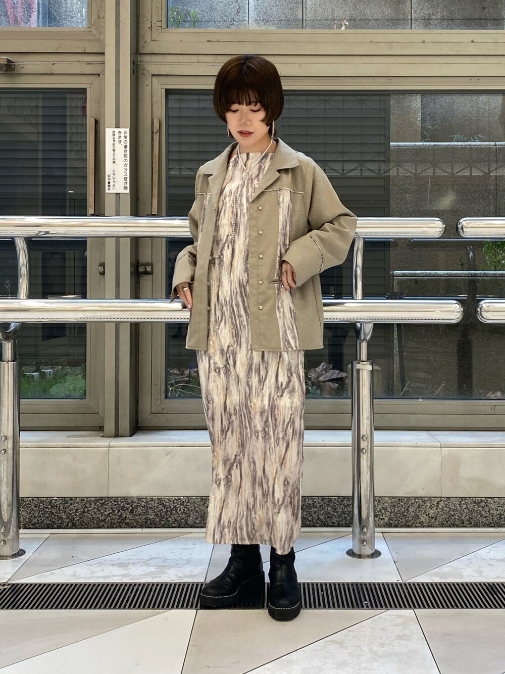 「春夏コーデ、お出かけコーデ、オトナ女子、デート、オトナカジュアル、モード、きれいめカジュアル、キレイめ、Ray Cassin、いいね、save、フォローお願いします🤑」｜「RAY CASSINのTales by Ray Cassin マーブルストレートキャミワンピース（ワンピース、ブラウン系）」を使った、nimoさん（レディース・155cm）の春コーディネートの1枚目の写真