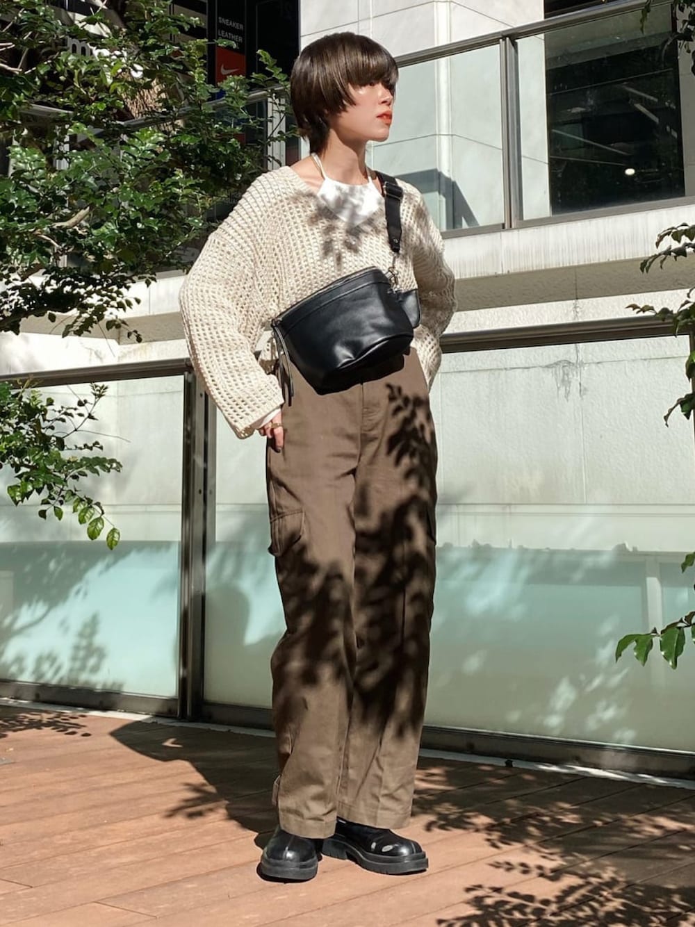 「春服デビュー宣言、春カラー、カジュアルコーデ、大人かわいい、大人カジュアル、春夏コーデ、カーゴパンツ、ボディバッグ、Ray Cassin、いいね、save、フォローお願いします🤑、メッシュ、透けトップス、カジュアル」｜「RAY CASSINのソックスショートブーツ（ブーツ、ブラック系）」を使った、nimoさん（レディース・155cm）の春コーディネートの1枚目の写真