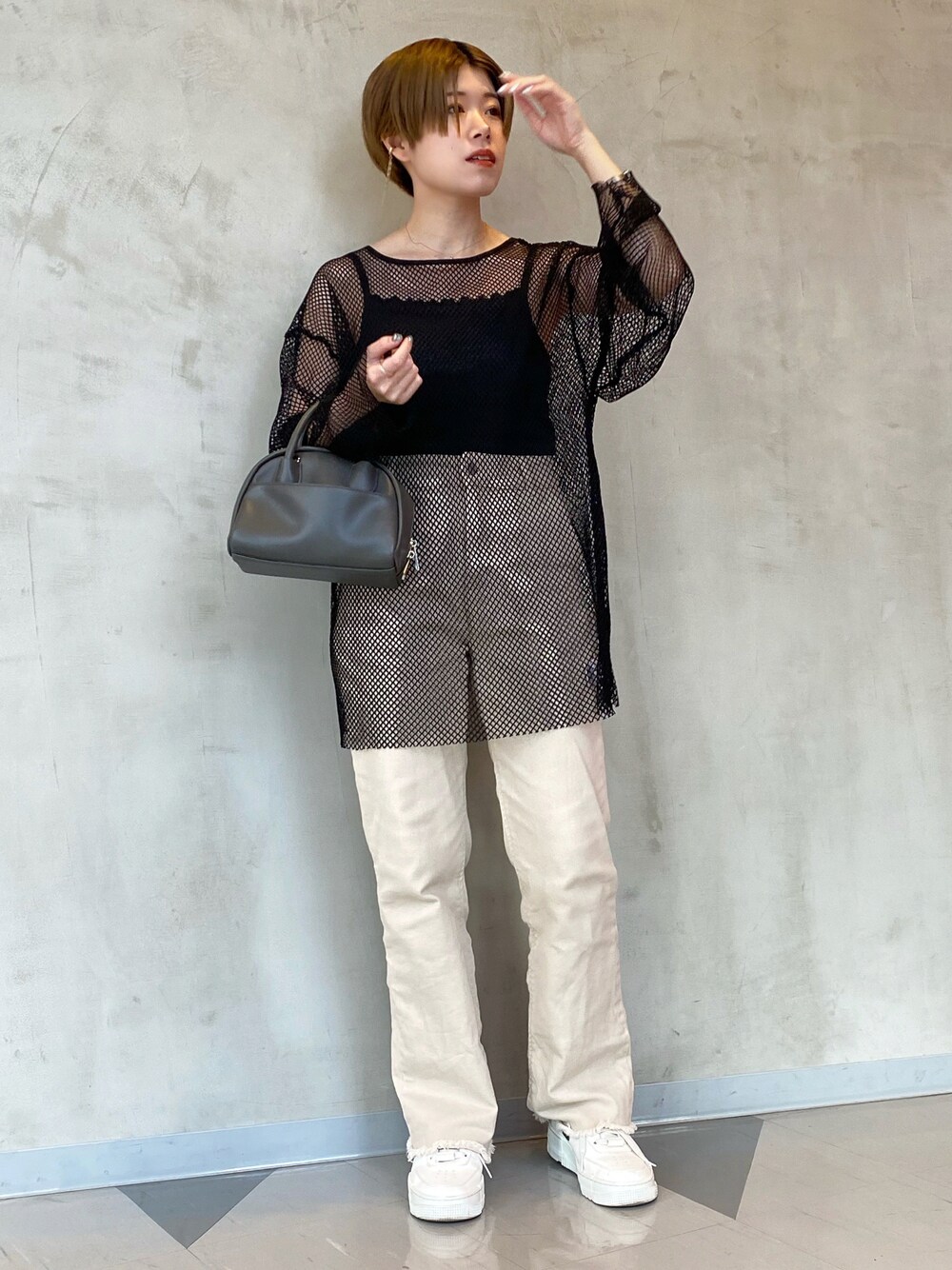 「春夏コーデ、シンプル、春、お出かけコーデ、スニーカーコーデ、カジュアル、ビッグシルエット、メッシュ、モノトーンコーデ、レイヤードスタイル、シースルー、いいね、save、フォローお願いします🤑、Ray Cassin、デニム、黒」｜「RAY CASSINのリラックスストレートヘムフリンジデニム（その他パンツ、ベージュ系）」を使った、nimoさん（レディース・155cm）の春コーディネートの1枚目の写真